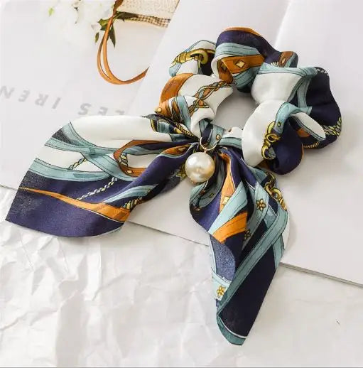 EQUESTRIAN SCRUNCHIE - NAVY AND WHITE