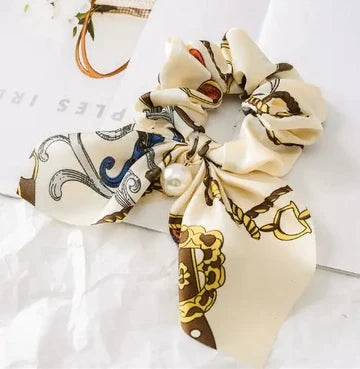 EQUESTRIAN SCRUNCHIE - CREAM